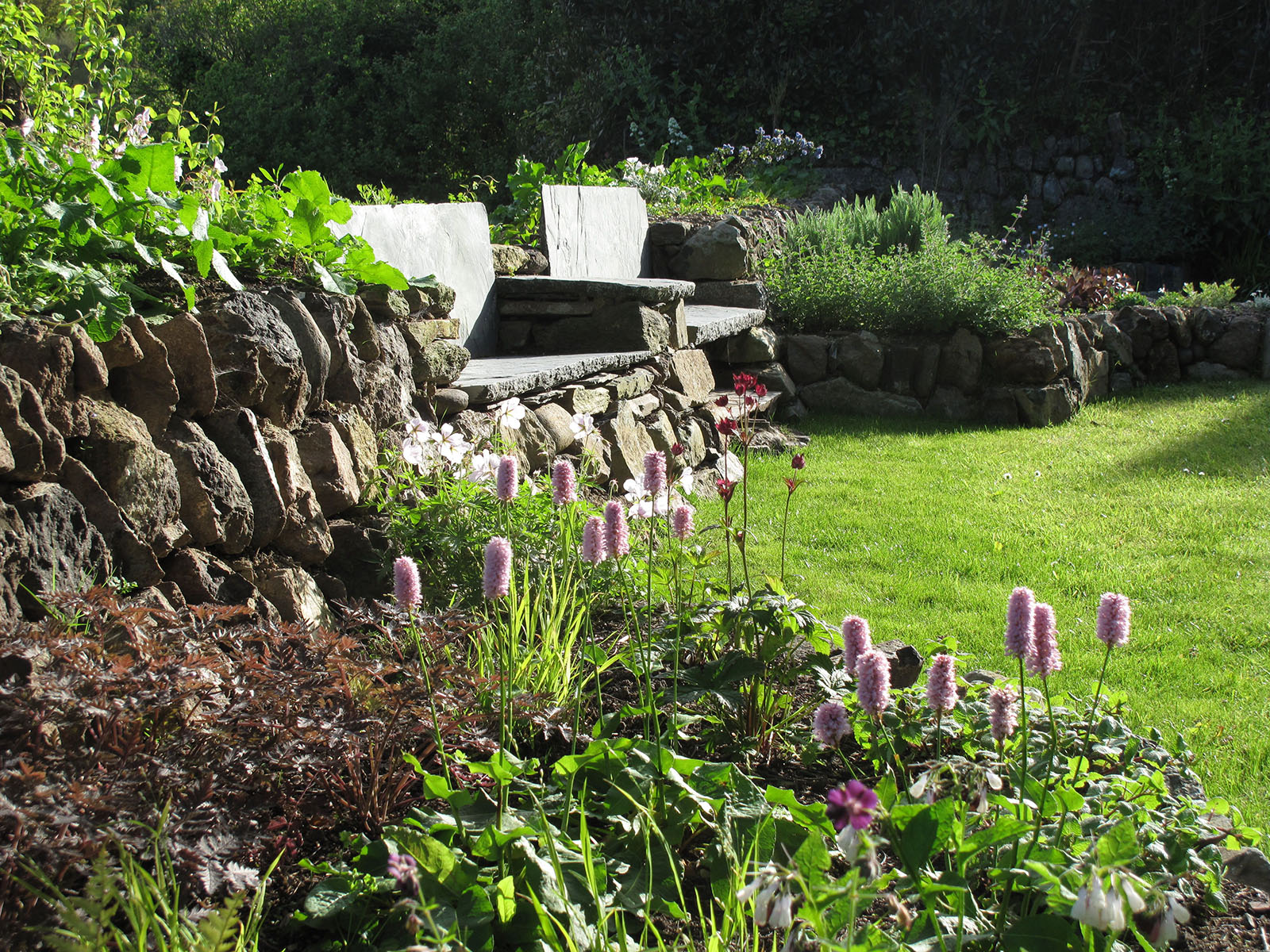 Slate setting set into Cornish hedge